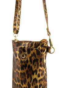 Leopardprint håndtaske i brune og gyldne nuancer, med en guldfarvet rem og lynlås, samt en struktureret pels-lignende finish og en trykknapdetalje.