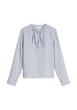 Hellblaue langärmelige Bluse mit dünnen vertikalen Streifen, einem Schlüsselloch-Ausschnitt und einer Krawatten-Detail, flach auf weißem Hintergrund liegend.