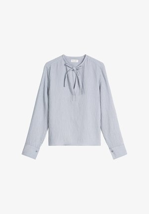 Hellblaue langärmelige Bluse mit dünnen vertikalen Streifen, einem Schlüsselloch-Ausschnitt und einer Krawatten-Detail, flach auf weißem Hintergrund liegend.