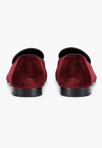 Bordowe zamszowe baleriny o okrągłym nosku i bez pięty. Czarny lamówka podkreśla otwarcie. Płaskie czarne podeszwy nadają minimalistyczny wygląd.