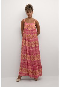 Maxiklänning med rosa och gula blommönster, gjord av lättviktsmaterial. Har tunna axelremmar och en avslappnad, flödande silhuett.