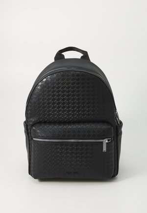 Rucsac negru cu un model texturat, formă rotunjită, mânere de sus și un buzunar frontal cu fermoar. Fabricat dintr-un material durabil, conceput pentru utilizare zilnică.