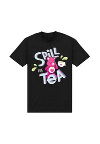 Camiseta negra con un gráfico de un oso rosa y texto colorido que dice "Spill the Tea". Incluye una taza blanca con un corazón y salpicaduras.