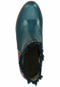 Stivaletto in pelle teal con accenti floreali, bordo arricciato nero, superficie texture, punta rotonda e cuciture a contrasto.