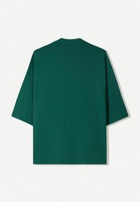 Kortärmad, grön t-shirt med avslappnad passform. Har en enkel rund halsringning och en slät, enfärgad bomullstextur. Inga synliga mönster eller detaljer.