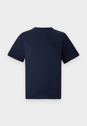 Marineblaue Baumwoll-T-Shirt mit kurzen Ärmeln, Rundhalsausschnitt und einem dezenten gestickten Logo auf der Brust. Glatte Textur, lockere Passform.