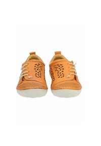 Oranje leren schoenen met geperforeerd design, contrasterende witte veters, zachte beige binnenkant en rubberen zolen. Twee trekbanden aan de hielen.