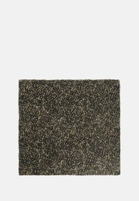 Brauner und cremefarbener Teppich mit einem weichen, strukturierten Oberflächenmuster. Quadratische Form mit einem plüschigen Finish und ohne sichtbare Ränder oder Akzente.