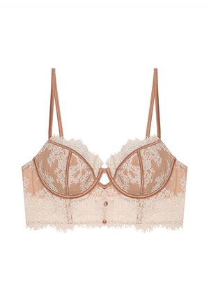 Soutien-gorge en dentelle et satin beige avec un overlay en dentelle semi-transparente, bonnets à armatures, détail décoratif avec bouton, et bretelles ajustables.
