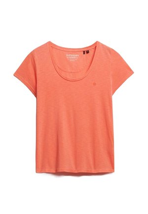 T-shirt féminin à manches courtes en corail avec encolure dégagée, confectionné en tissu léger, avec un petit logo brodé sur la poitrine gauche.