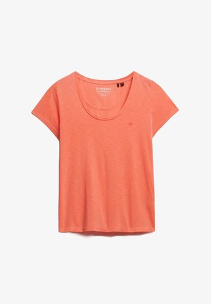 Camiseta de mujer de manga corta en color coral, con escote redondo, fabricada con tejido ligero, que incluye un pequeño logo bordado en el pecho izquierdo.