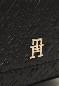 Tommy Hilfiger ICON CAMERA BAG MONO - Keresztpántos táska - black
