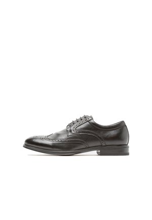 Chaussure oxford en cuir noire avec des détails de brogue, bout rond et cinq œillets. Présente une finition lisse et un petit talon en caoutchouc noir.