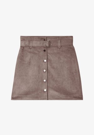 Mini-jupe en daim marron avec une fermeture à boutons à l'avant, une ceinture avec un anneau en métal, et cinq boutons argentés au centre.