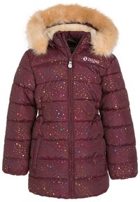 Doudoune bordeaux avec capuche en fausse fourrure, présentant un design matelassé et des taches colorées. Fermeture éclair complète avec un logo sur la poitrine.