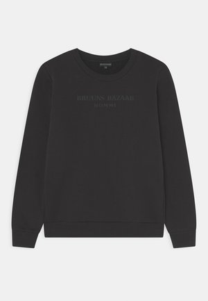 Czarna bluza z okrągłym dekoltem, ściągaczami przy mankietach i dolnym brzegu. Na przodzie znajduje się tekst ton w ton "BRUUNS BAZAAR HOMME." Miękka w dotyku.