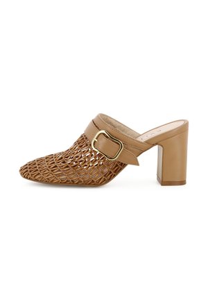 Tanfarbige Mule mit gewebtem vorderem Mesh, Lederriemen und goldfarbener Schnalle, Blockabsatz und geschlossener spitzer Spitze.