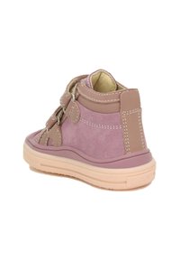 Bottines en daim violet avec des accents beiges, dotées de sangles en Velcro, d'une texture lisse et d'une semelle en caoutchouc rose clair.