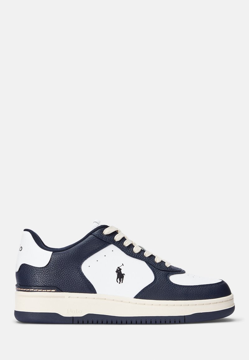 Baskets en cuir bleu marine et blanc avec surface texturée, lacets beige clair, perforations et petit logo noir sur le côté.
