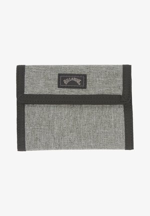 Grijze stoffen portemonnee met een gestructureerde oppervlakte, zwarte rand en een rechthoekige vorm. Heeft een gemarkeerde patch op de voorkant. Compacete en functionele ontwerp.