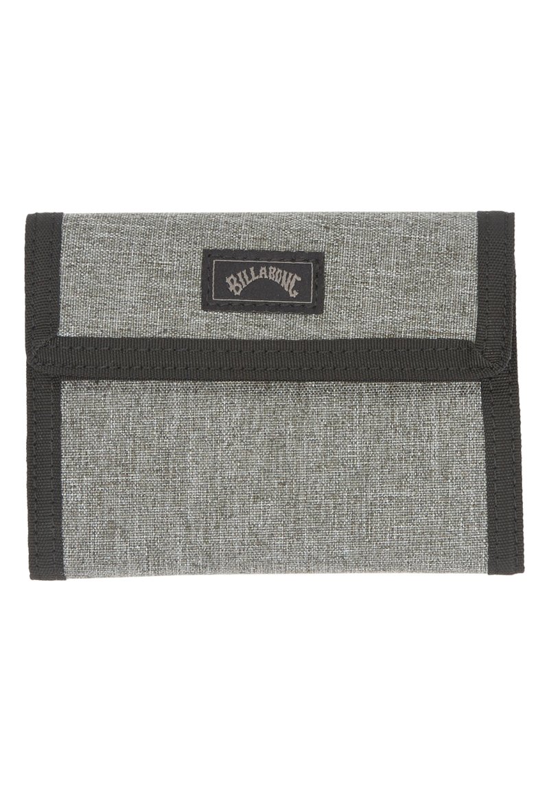 Grijze stoffen portemonnee met een gestructureerde oppervlakte, zwarte rand en een rechthoekige vorm. Heeft een gemarkeerde patch op de voorkant. Compacete en functionele ontwerp.