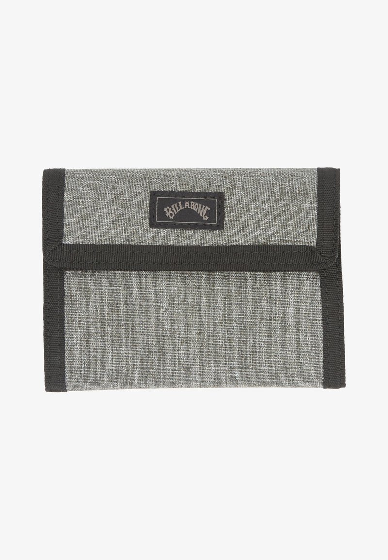 Grijze stoffen portemonnee met een gestructureerde oppervlakte, zwarte rand en een rechthoekige vorm. Heeft een gemarkeerde patch op de voorkant. Compacete en functionele ontwerp.
