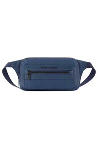 Marsupio di colore blu navy realizzato in tessuto testurizzato, con tasca frontale con zip e spallacci regolabili. Forma rettangolare con un design minimalista.