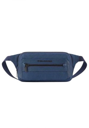 Marsupio di colore blu navy realizzato in tessuto testurizzato, con tasca frontale con zip e spallacci regolabili. Forma rettangolare con un design minimalista.
