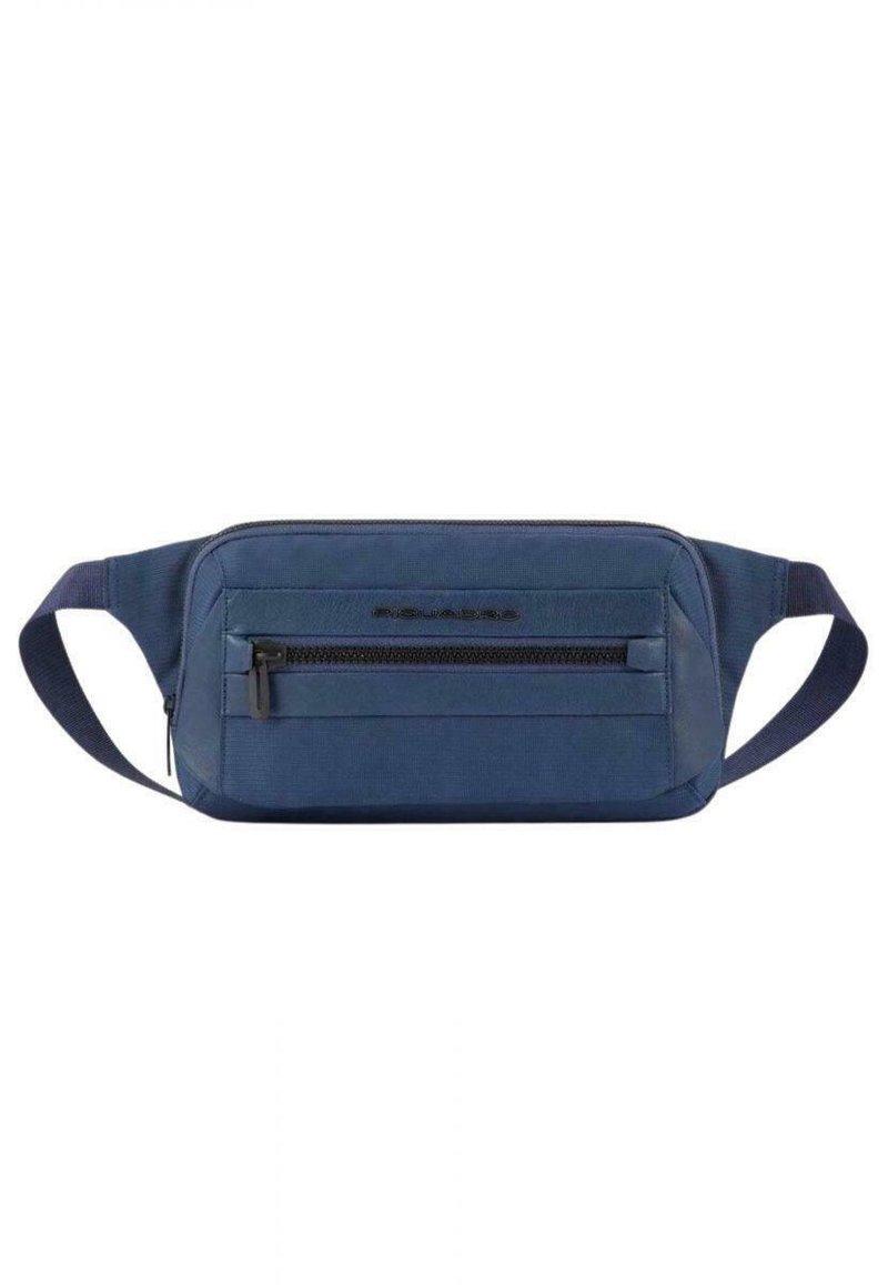 Marsupio di colore blu navy realizzato in tessuto testurizzato, con tasca frontale con zip e spallacci regolabili. Forma rettangolare con un design minimalista.