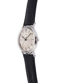 Montre Timex avec un boîtier rond en argent, un cadran argenté, un bracelet en cuir noir texturé et de grands chiffres noirs pour une lisibilité facile.