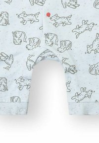 Peto para bebé de color azul claro con dibujos de perros de dibujos animados en marrón y un pequeño globo rojo cerca del cierre de broches central.