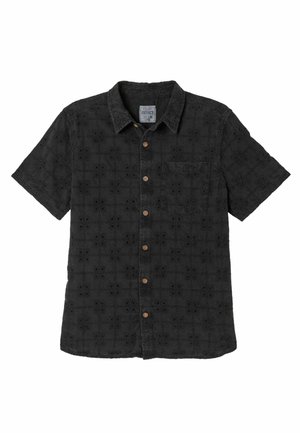 Schwarzes, kurzärmeliges Hemd mit Knöpfen, das ein dezentes florales Lochmuster, braune Knöpfe, einen Kragen und eine Brusttasche aufweist.