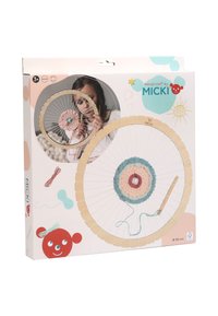 Runder Webrahmen aus Holz mit Garn und Nadel, auf der Verpackung mit einem Kind abgebildet, das in einem Fotoeinleger webt.