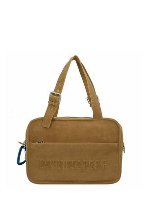 Sac à main rectangulaire en daim marron avec des sangles réglables et "PATRIZIA PEPE" embossé sur la poche avant, avec un mousqueton bleu.