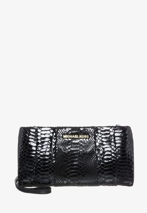 Pochette bracelet brillante en peau de serpent noire avec logo Michael Kors doré et une dragonne assortie.
