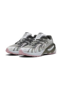 Scarpe da ginnastica grigie e bianche con tessuto a rete, accenti testurizzati, suola rosa e design del tallone curvo. Presentano un sistema di allacciatura e dettagli del logo.