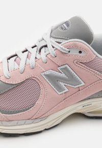 New Balance M2002 UNISEX - Sneaker low - orb pink