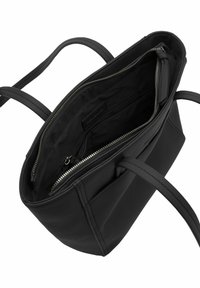 Sac fourre-tout noir en cuir lisse, avec fermeture éclair sur le dessus et poches intérieures. Deux poignées pour le porter.