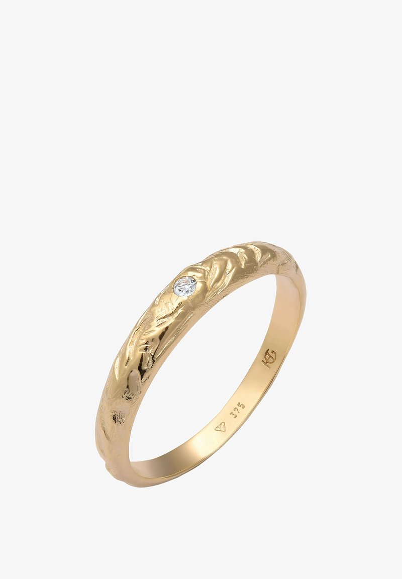 Guld ring med en strukturerad, vågig design och en liten, klar ädelsten. Har en polerad insida och märkningar inuti ringen.