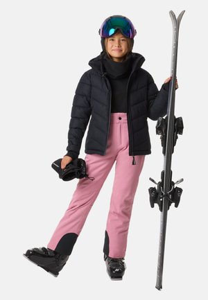 Ski-uitrusting met een zwarte pufferjack, zwarte thermoshirt, roze skibroek, zwarte handschoenen en ski's met zwarte bindingen, afgewerkt met een kleurrijk helm.