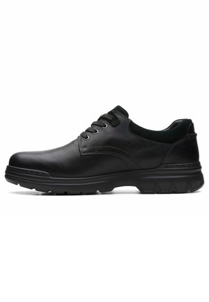 Chaussures en cuir noir avec un bout arrondi, un laçage et une surface texturée. La semelle est en caoutchouc avec un motif de semelle pour une bonne adhérence.