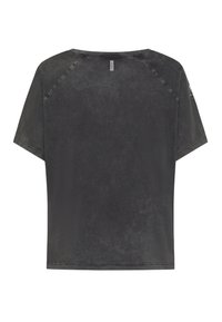 Mörkgrå t-shirt med korta raglanärmar och en liten tygetikett på övre mitten av bakre kragen.