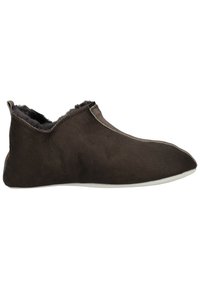Hnědé kožené slip-on boty s nepravidelným okrajem, měkkou vnitřní podšívkou a plochou bílou podrážkou. Texturovaný povrch s viditelným švem.