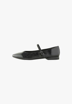 Bailarinas de cuero negro con punta afilada y una sola correa ajustable. Suela plana con un tacón sutil, textura suave.