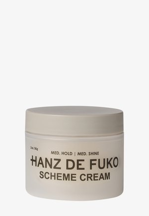 Glas med Hanz de Fuko Scheme Cream hårprodukt med medium hold og medium glans, 2 ounce, beige beholder med sort tekst.