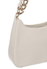 Sac bandoulière en cuir blanc à texture lisse, doté d'une large bandoulière chaîne en or et d'une fermeture éclair sur le dessus.