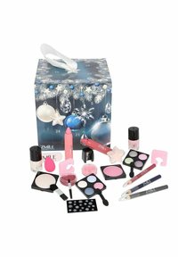 En kosmetikuppsättning med en blå och silverfärgad box som har ett julmotiv, rosa läppprodukter, ögonskuggor och nagellack, tillsammans med olika applikatorer.