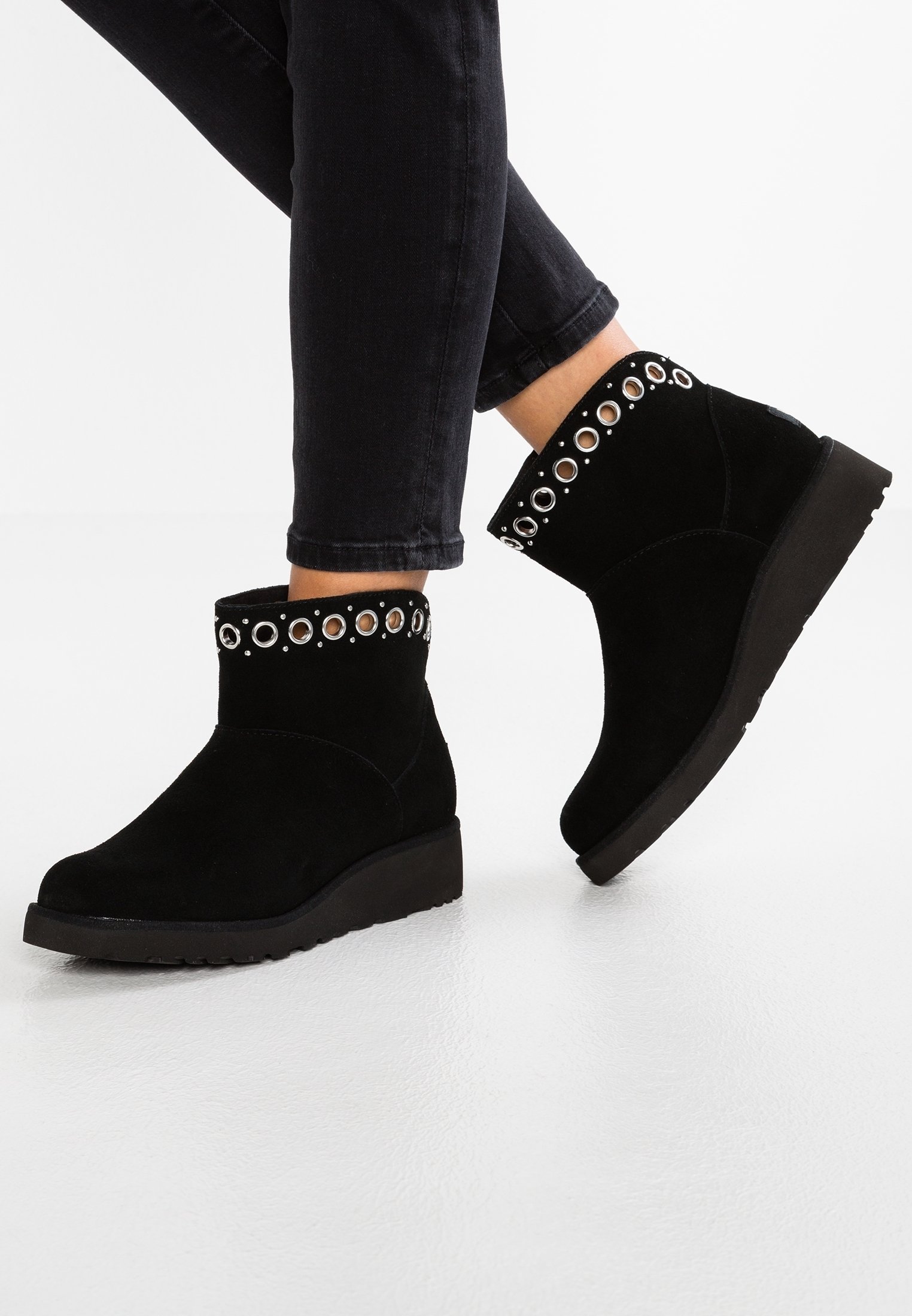 UGG Enkellaarsjes met sleehak - black/zwart - (Pre-owned) - Zalando.nl