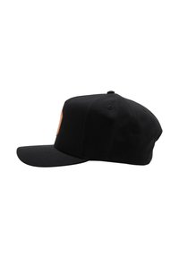 Svart snapback-kappa med platt skärm, en strukturerad tyg och en broderad logopatch på frontpanelen. Visar sid- och bakvy.