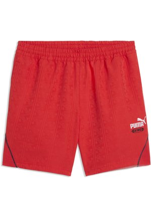 Pantalones cortos deportivos rojos con cintura elástica, patrón sutil en relieve y logotipo blanco de Puma King en la pierna derecha inferior.